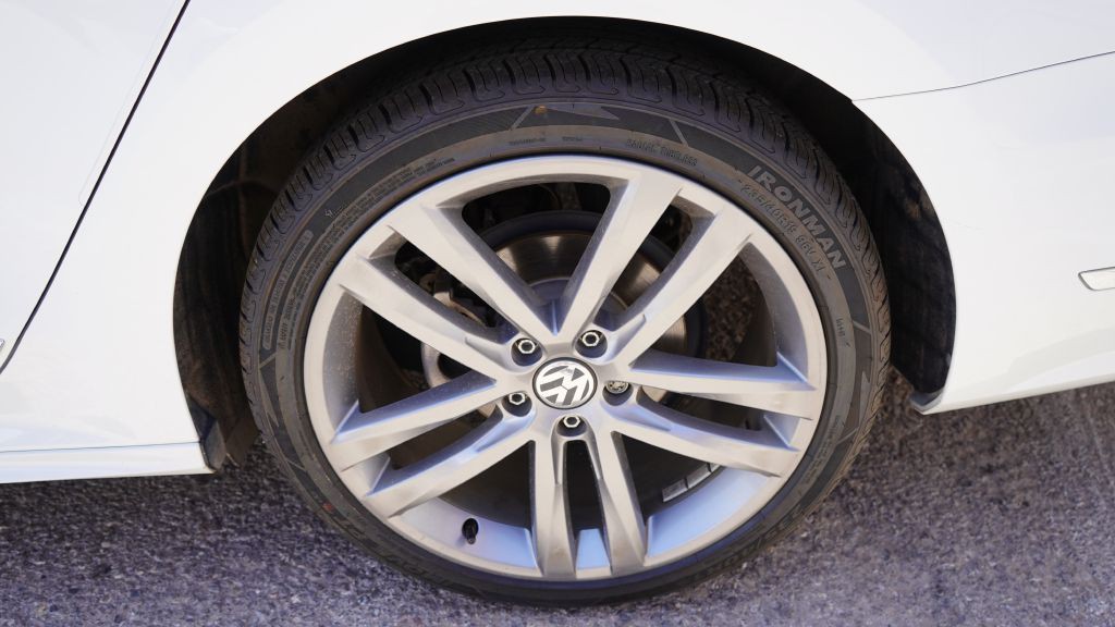 2017 Volkswagen Passat Image 24
