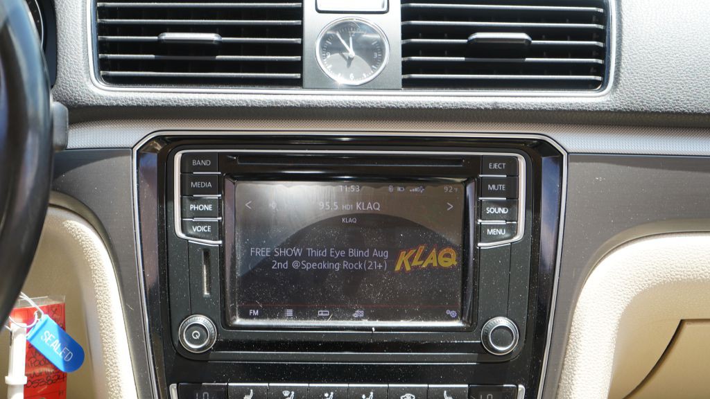 2017 Volkswagen Passat Image 29