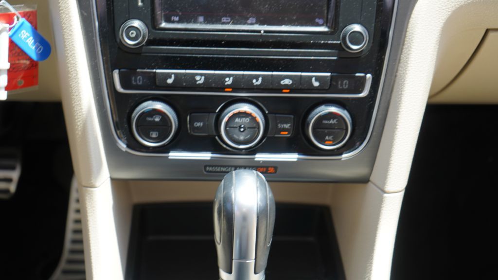 2017 Volkswagen Passat Image 30