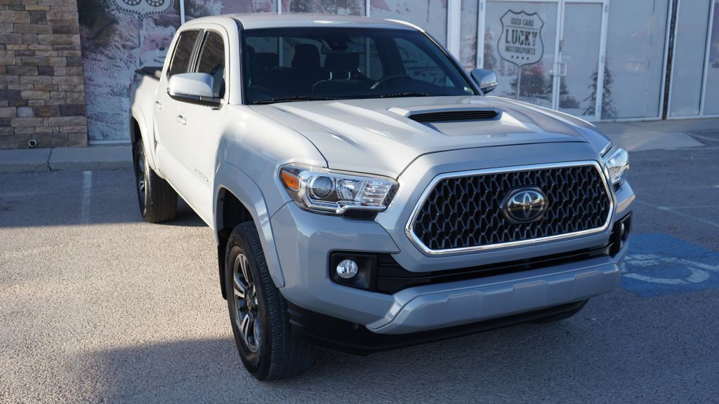 2018 Toyota Tacoma Image 2
