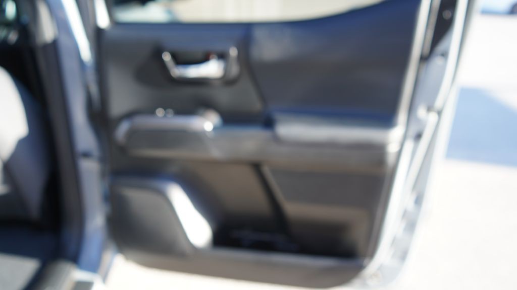 2018 Toyota Tacoma Image 18