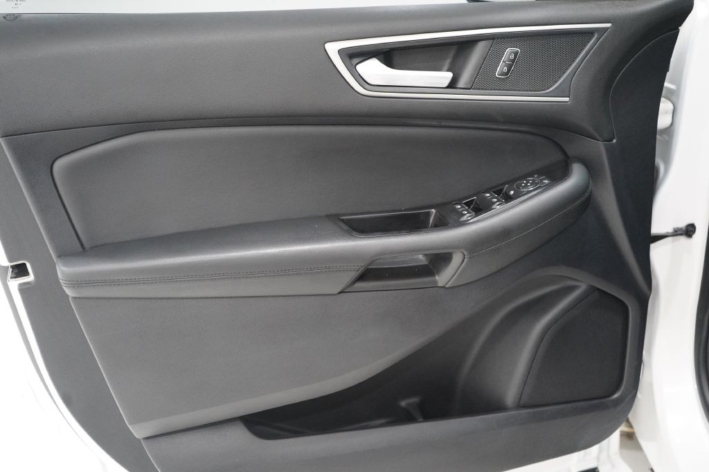 2019 Ford Edge Image 16