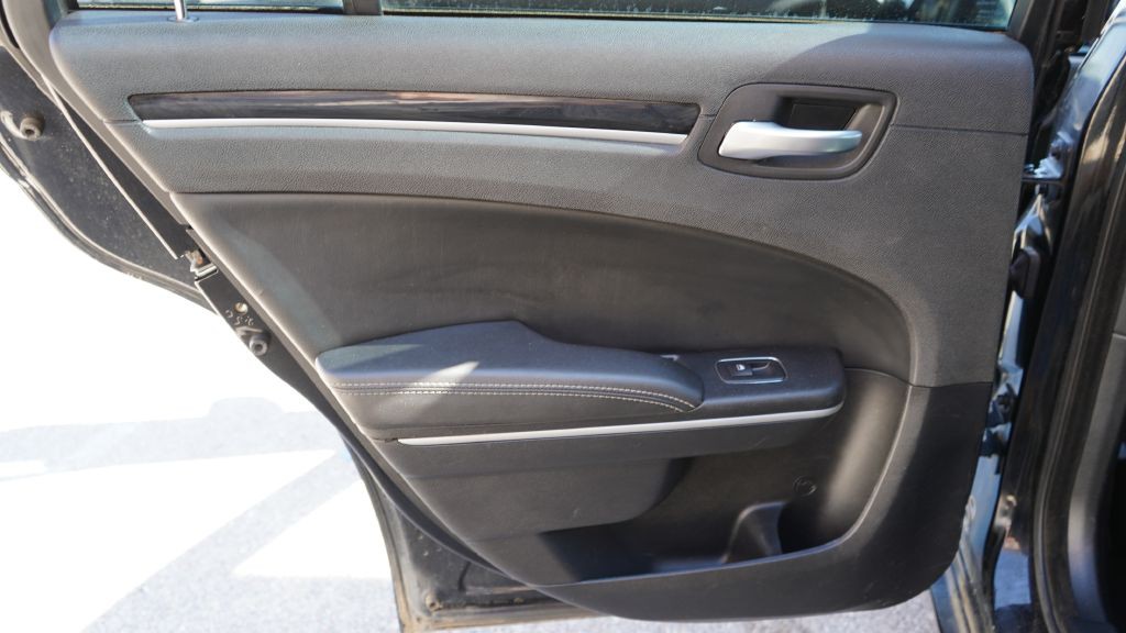 2020 Chrysler 300 Image 17