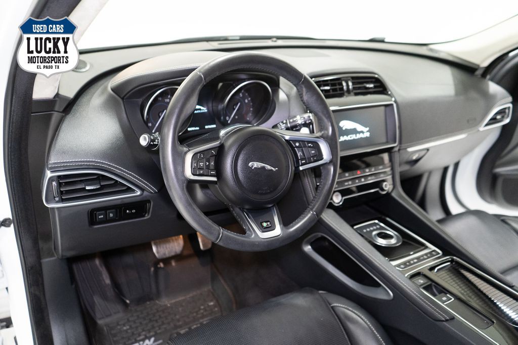 2020 Jaguar F-PACE Image 20