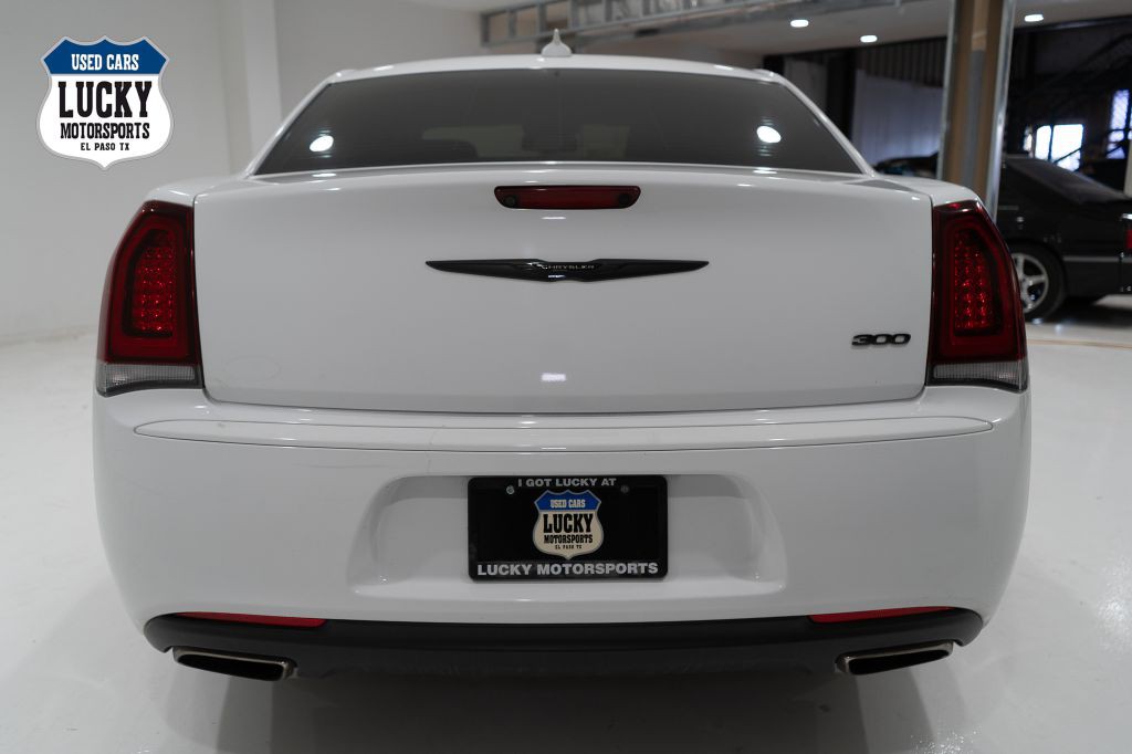 2021 Chrysler 300 Image 7