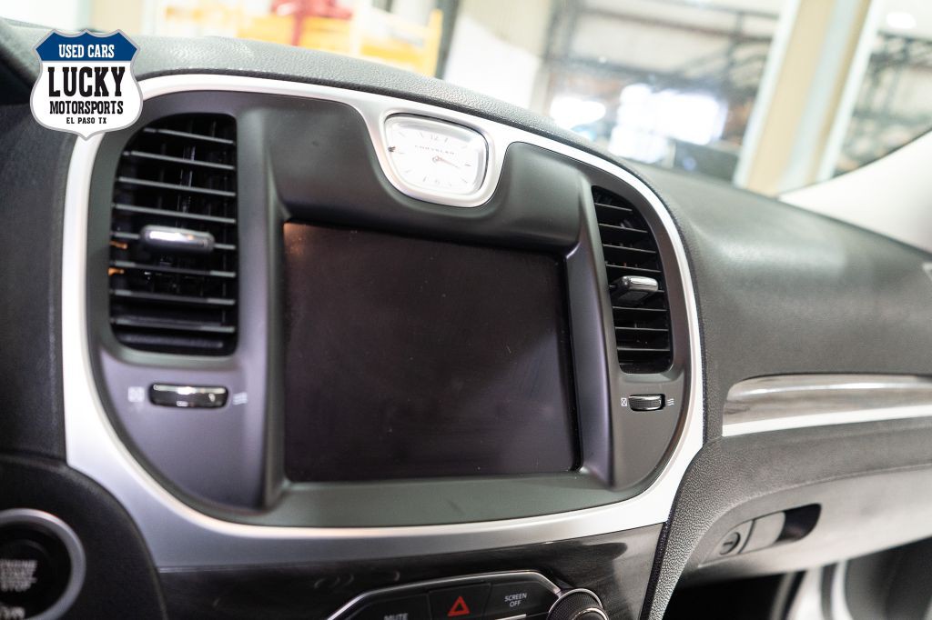 2021 Chrysler 300 Image 21