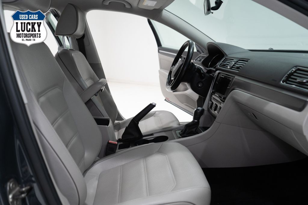 2017 Volkswagen Passat Image 9