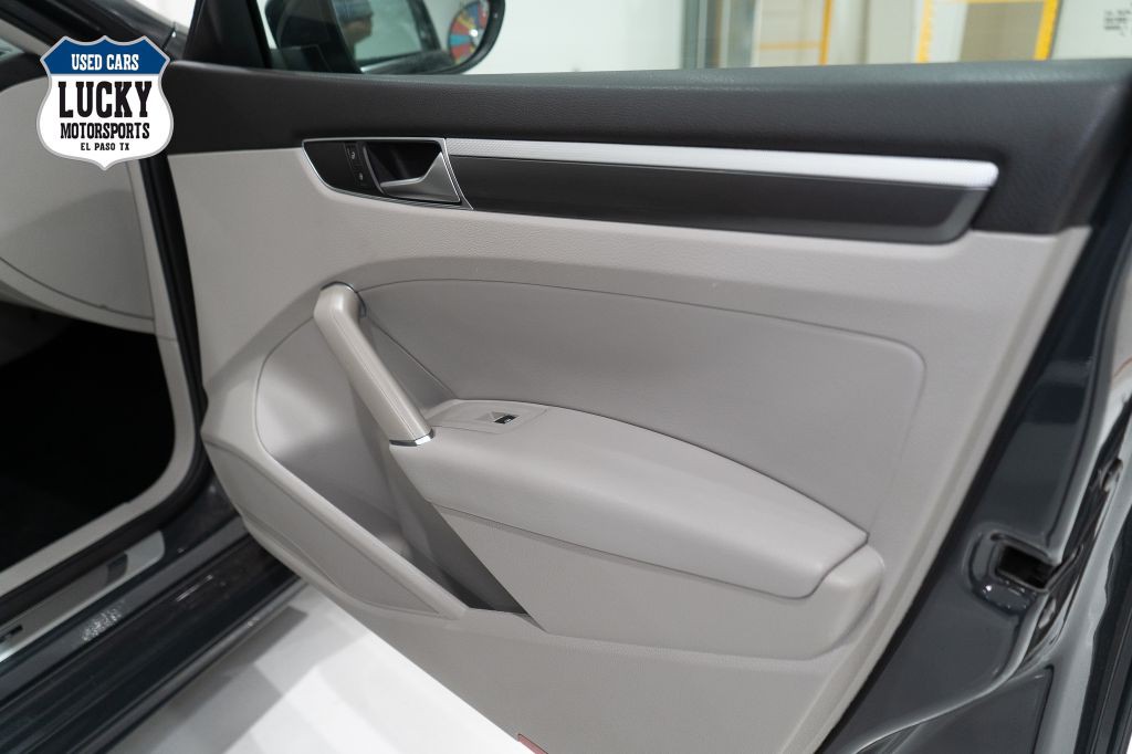 2017 Volkswagen Passat Image 12