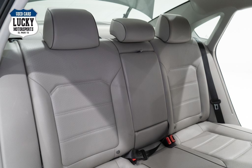 2017 Volkswagen Passat Image 14