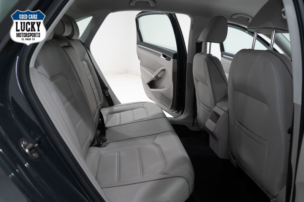 2017 Volkswagen Passat Image 15