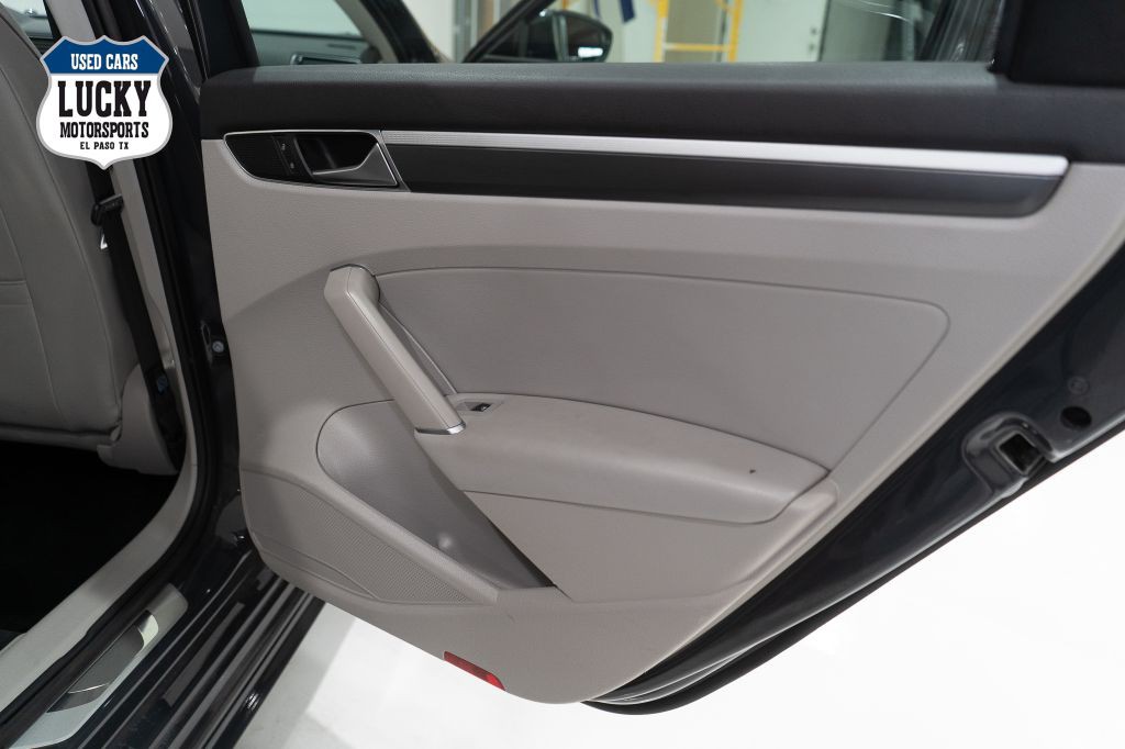 2017 Volkswagen Passat Image 16