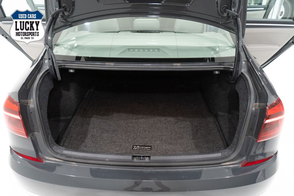2017 Volkswagen Passat Image 18