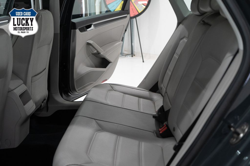 2017 Volkswagen Passat Image 20