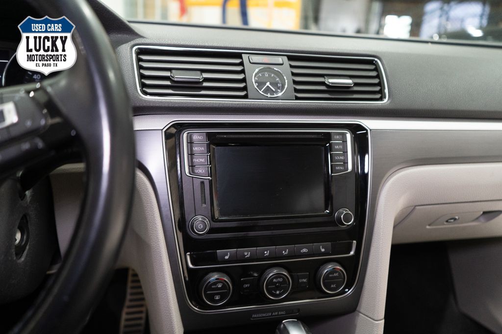 2017 Volkswagen Passat Image 25