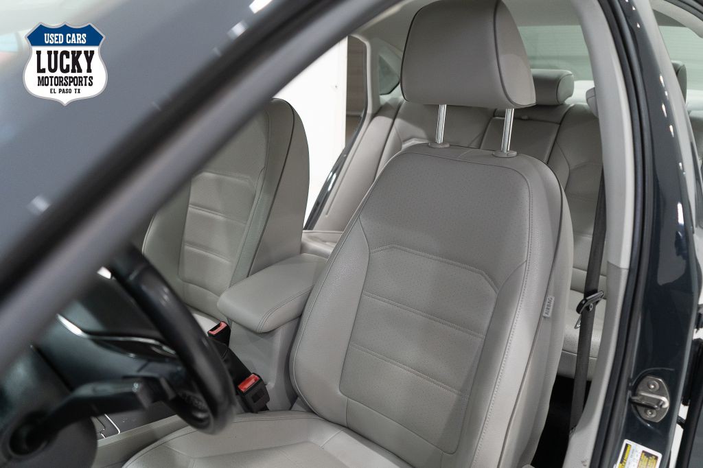 2017 Volkswagen Passat Image 29