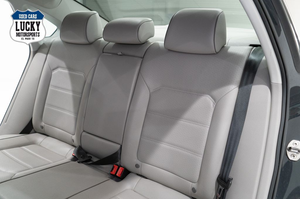 2017 Volkswagen Passat Image 30