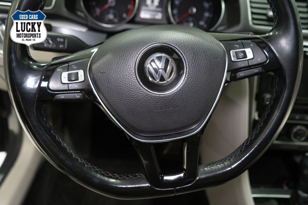 2017 Volkswagen Passat Image 32