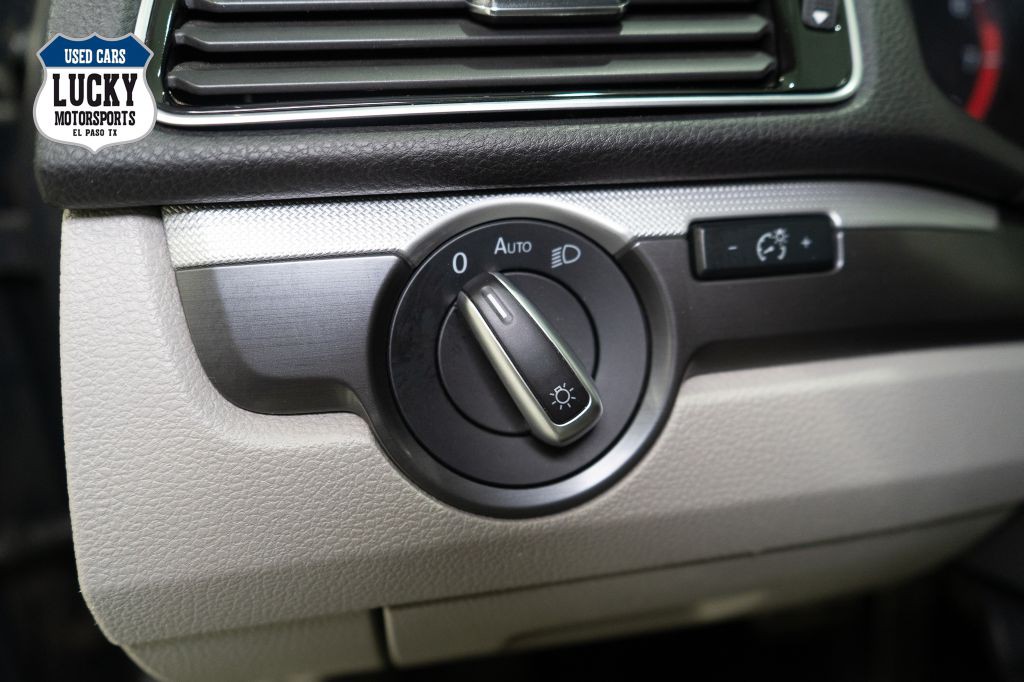2017 Volkswagen Passat Image 33
