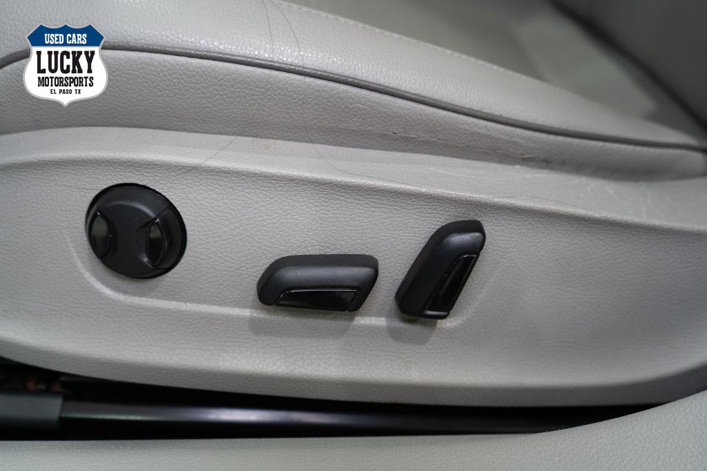 2017 Volkswagen Passat Image 34