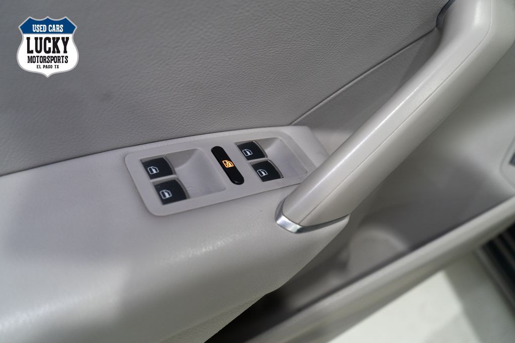 2017 Volkswagen Passat Image 36