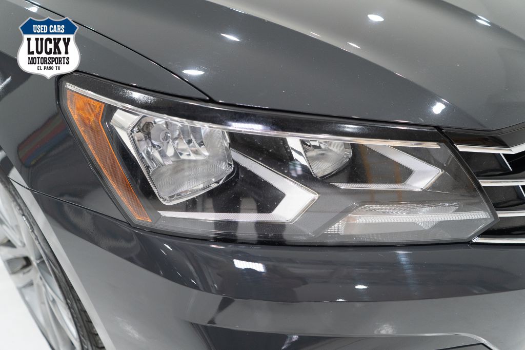 2017 Volkswagen Passat Image 41