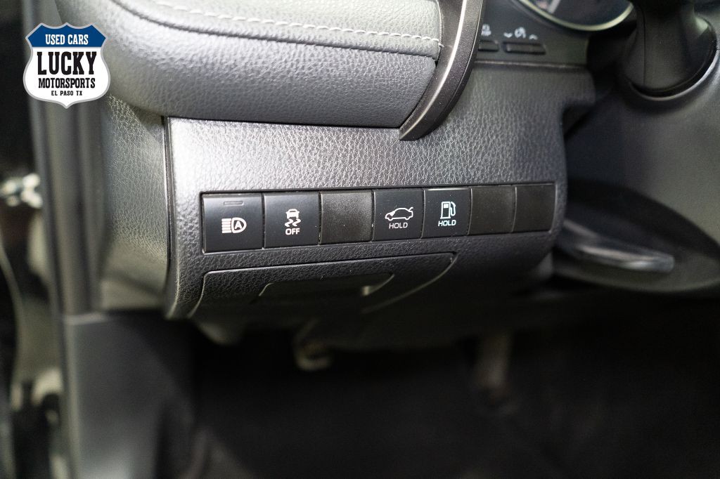 2019 Toyota Camry Image 32