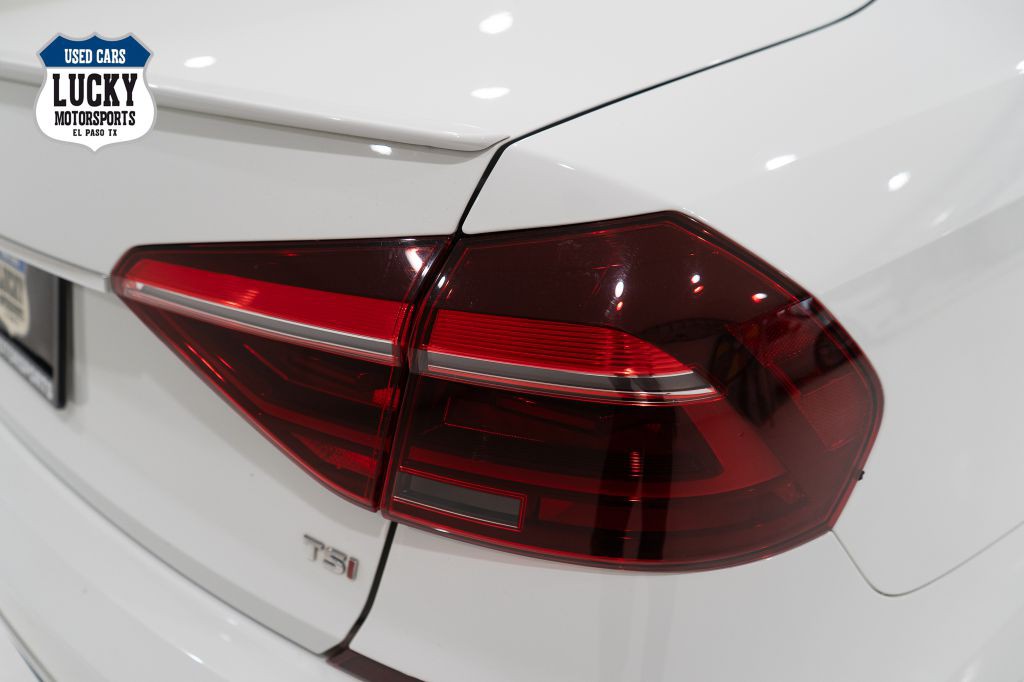 2017 Volkswagen Passat Image 9