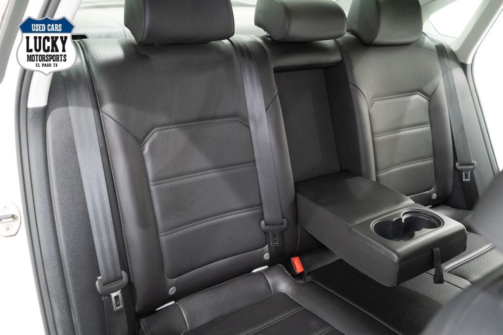 2017 Volkswagen Passat Image 10