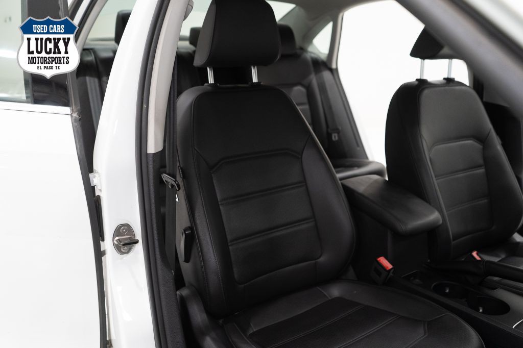 2017 Volkswagen Passat Image 11