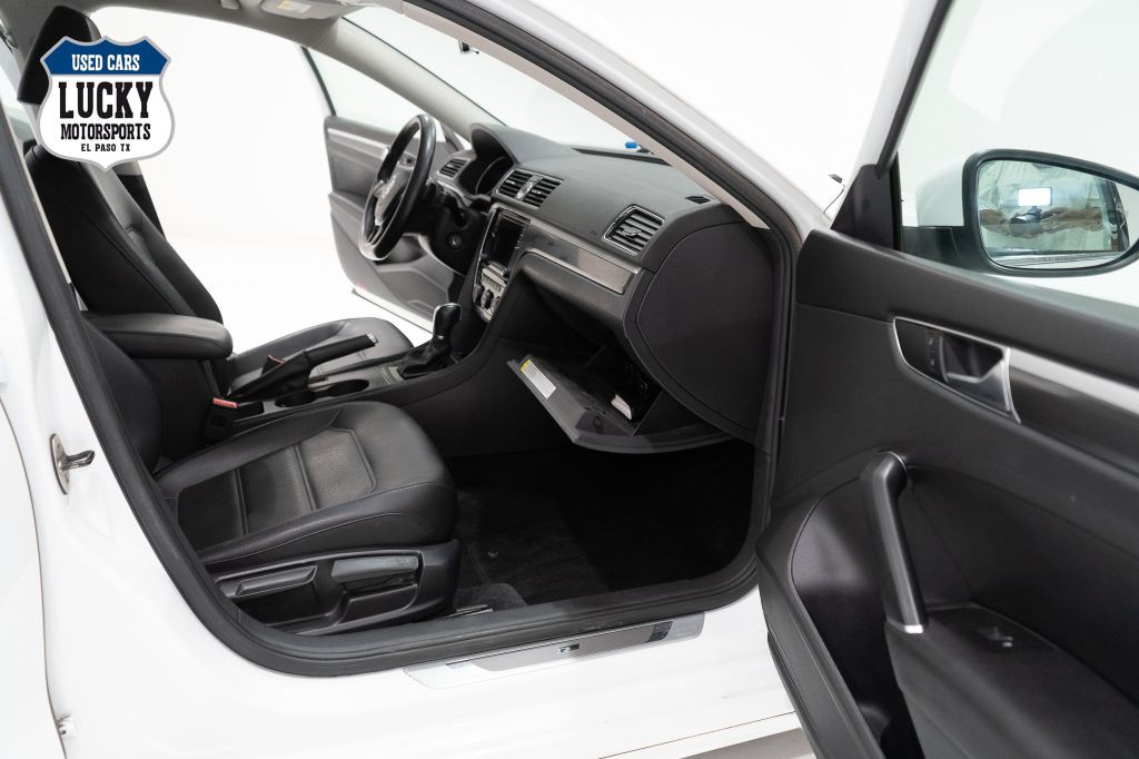 2017 Volkswagen Passat Image 14