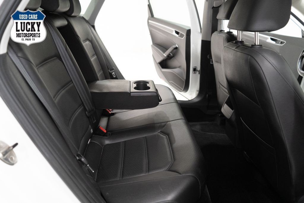2017 Volkswagen Passat Image 15
