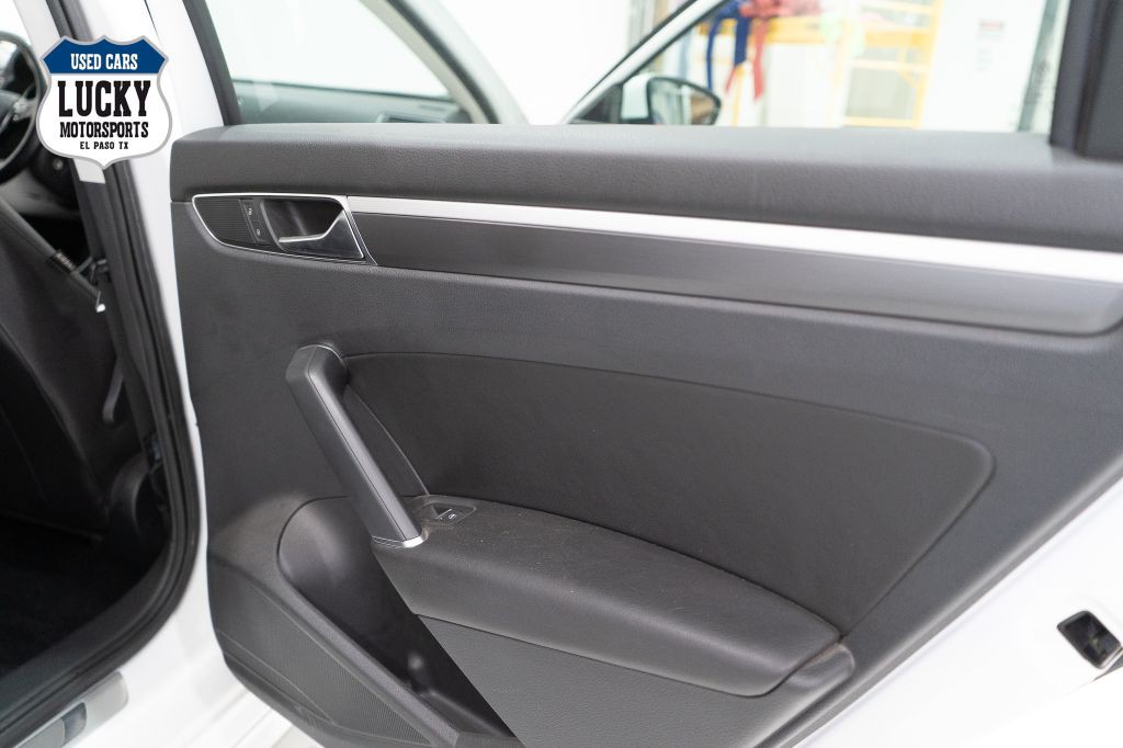 2017 Volkswagen Passat Image 16