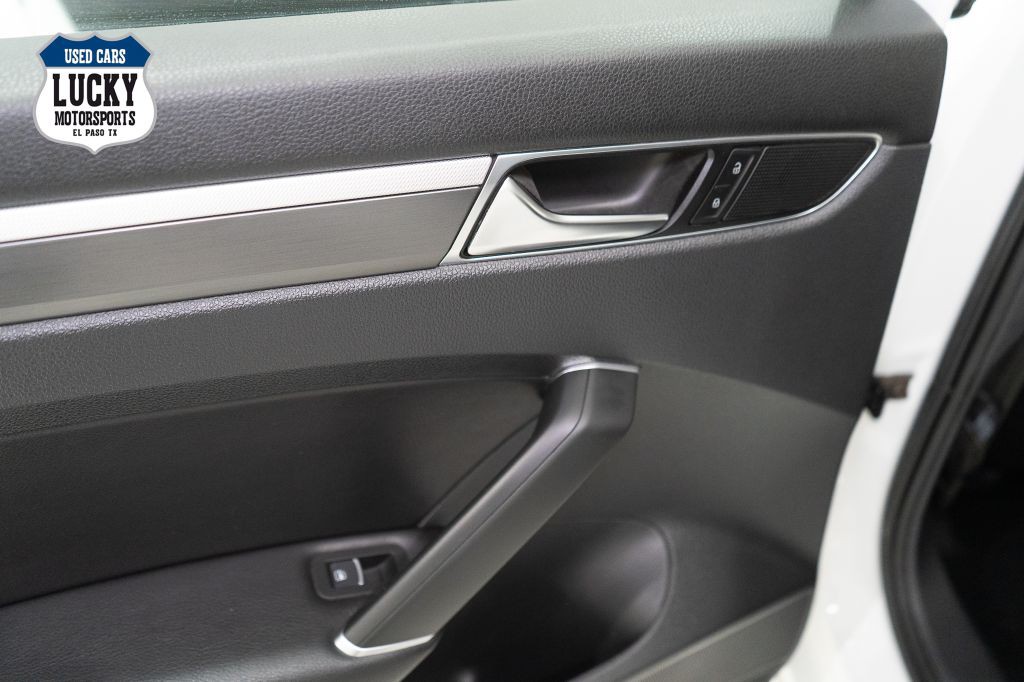 2017 Volkswagen Passat Image 22