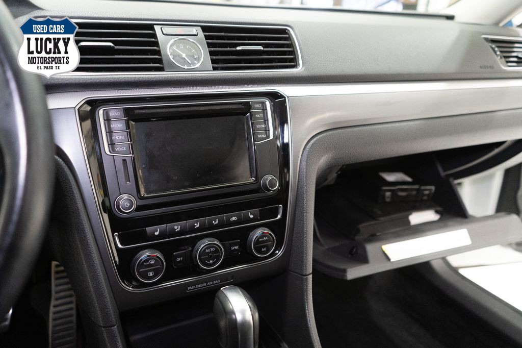 2017 Volkswagen Passat Image 25