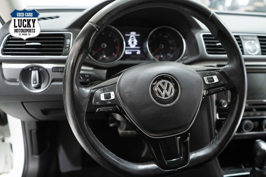 2017 Volkswagen Passat Image 30