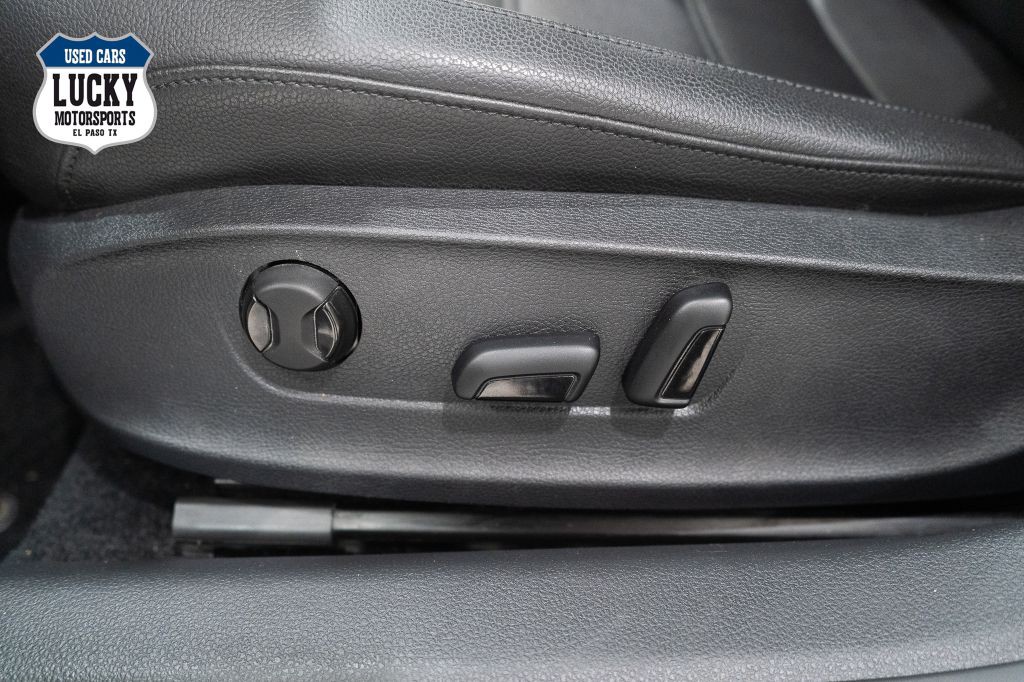 2017 Volkswagen Passat Image 31