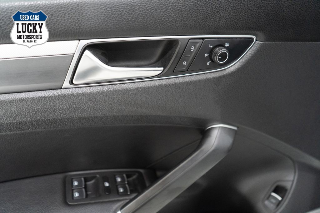 2017 Volkswagen Passat Image 32