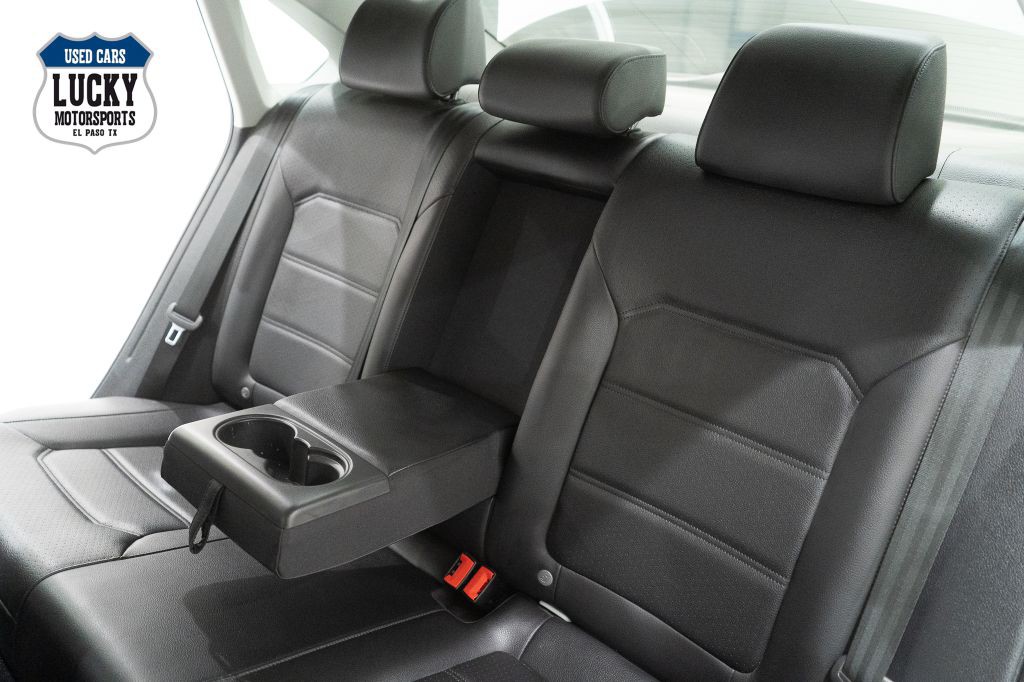 2017 Volkswagen Passat Image 33