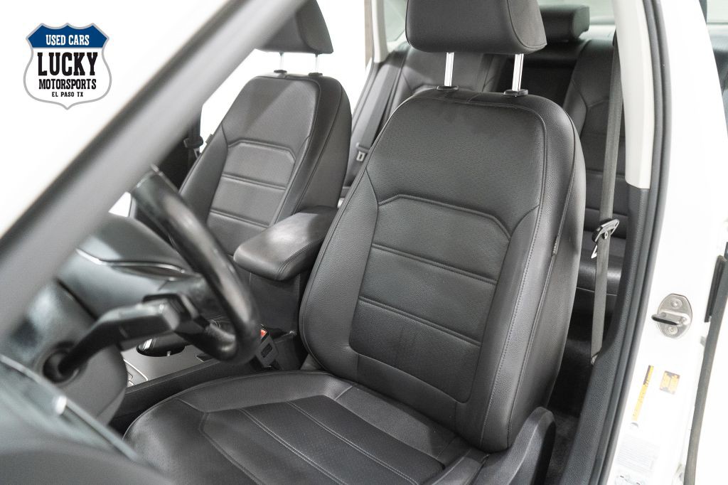 2017 Volkswagen Passat Image 34