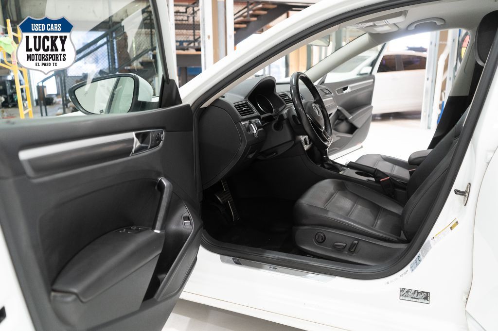 2017 Volkswagen Passat Image 35