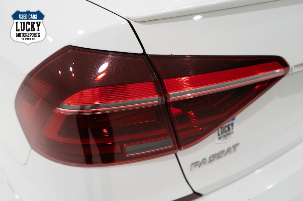 2017 Volkswagen Passat Image 36