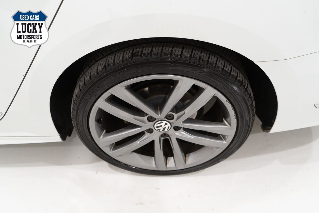 2017 Volkswagen Passat Image 37
