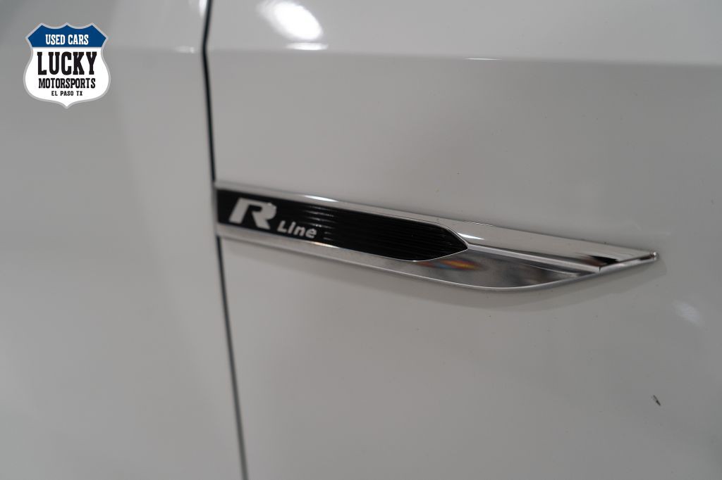 2017 Volkswagen Passat Image 42