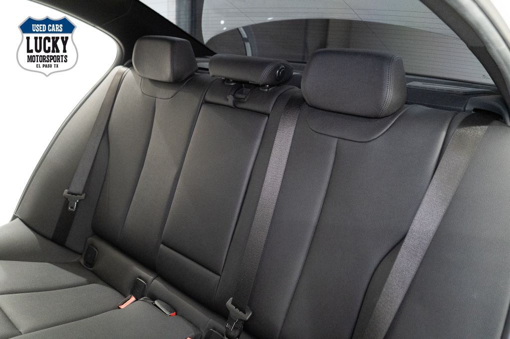 2017 BMW 3 Series Image 36