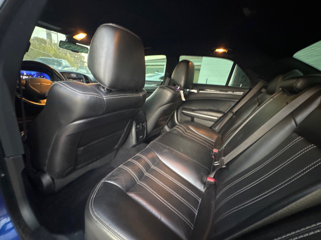 2020 Chrysler 300 Image 7