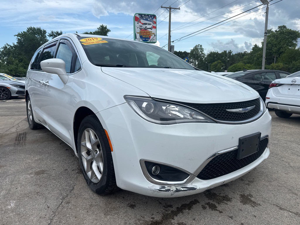2019 Chrysler Pacifica Image 2