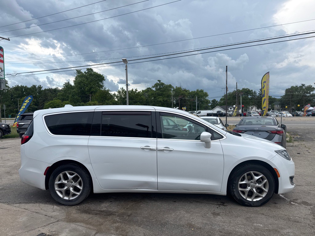2019 Chrysler Pacifica Image 3