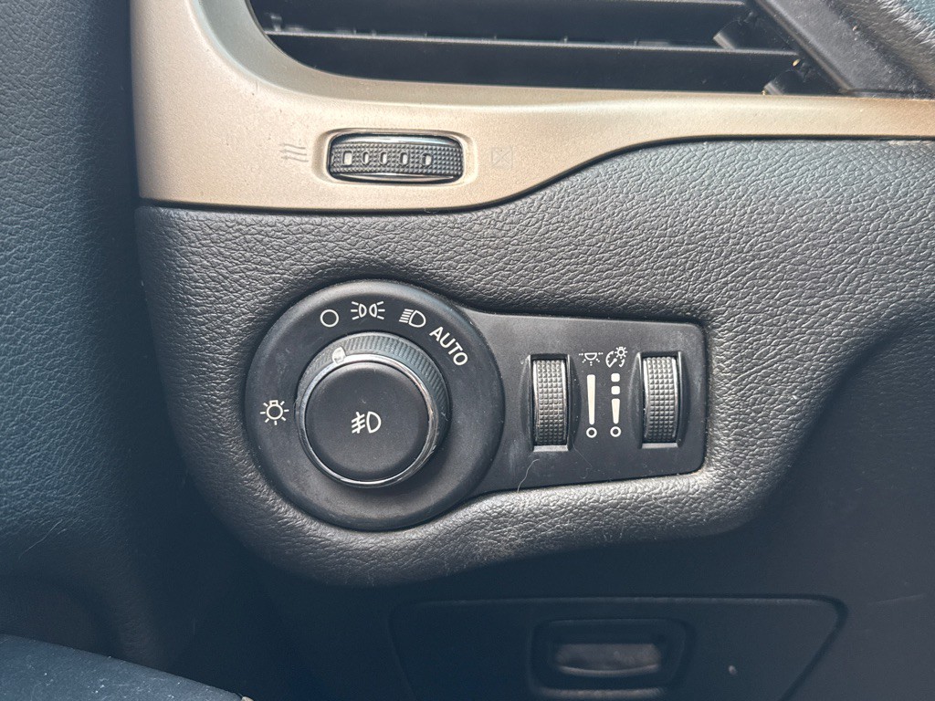 2017 Jeep Cherokee Image 16