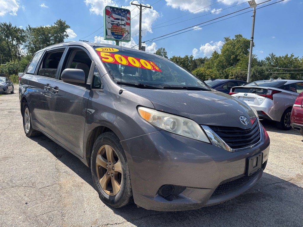 2011 Toyota Sienna Image 2
