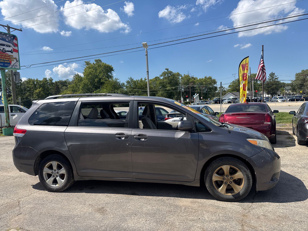 2011 Toyota Sienna Image 3